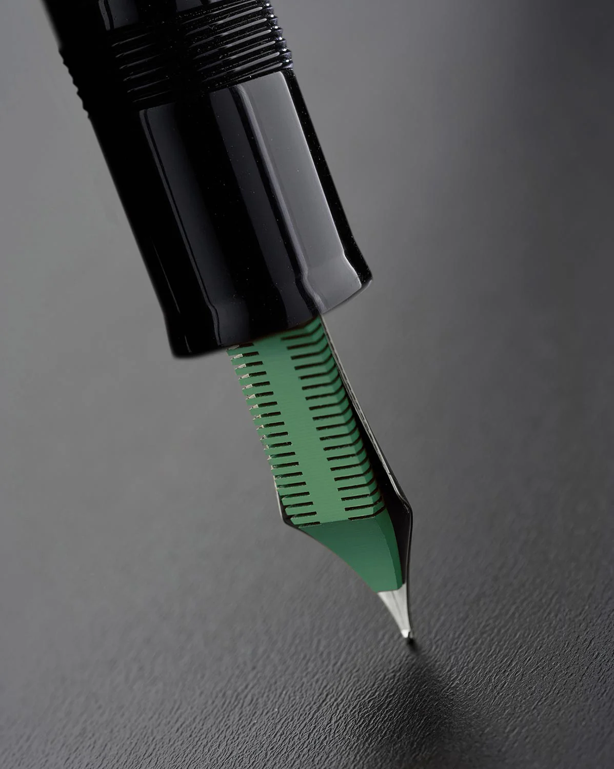 Delta Magnifica Green oversize fountain pen - Image 3