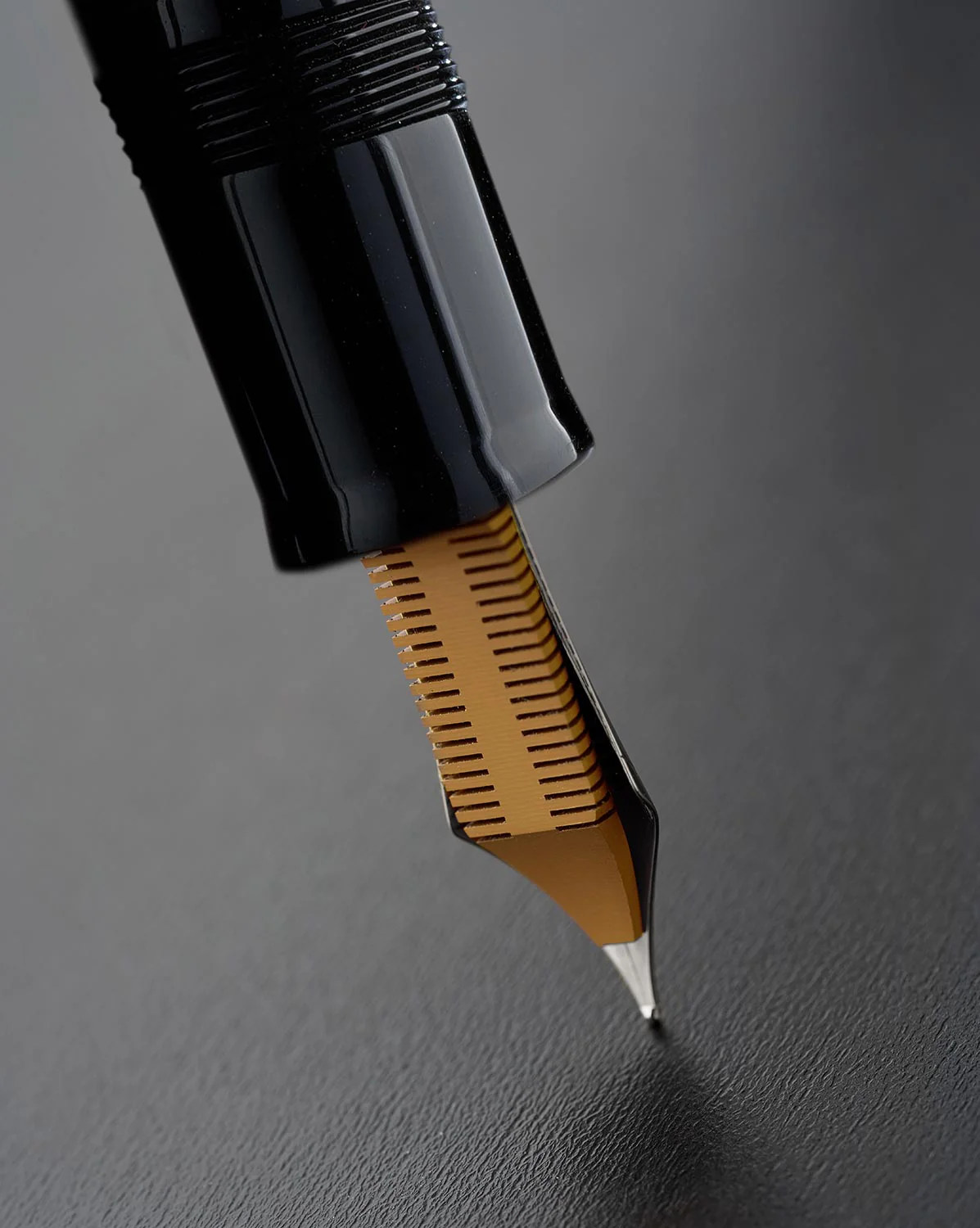 Delta Magnifica Orange oversize fountain pen - Image 3