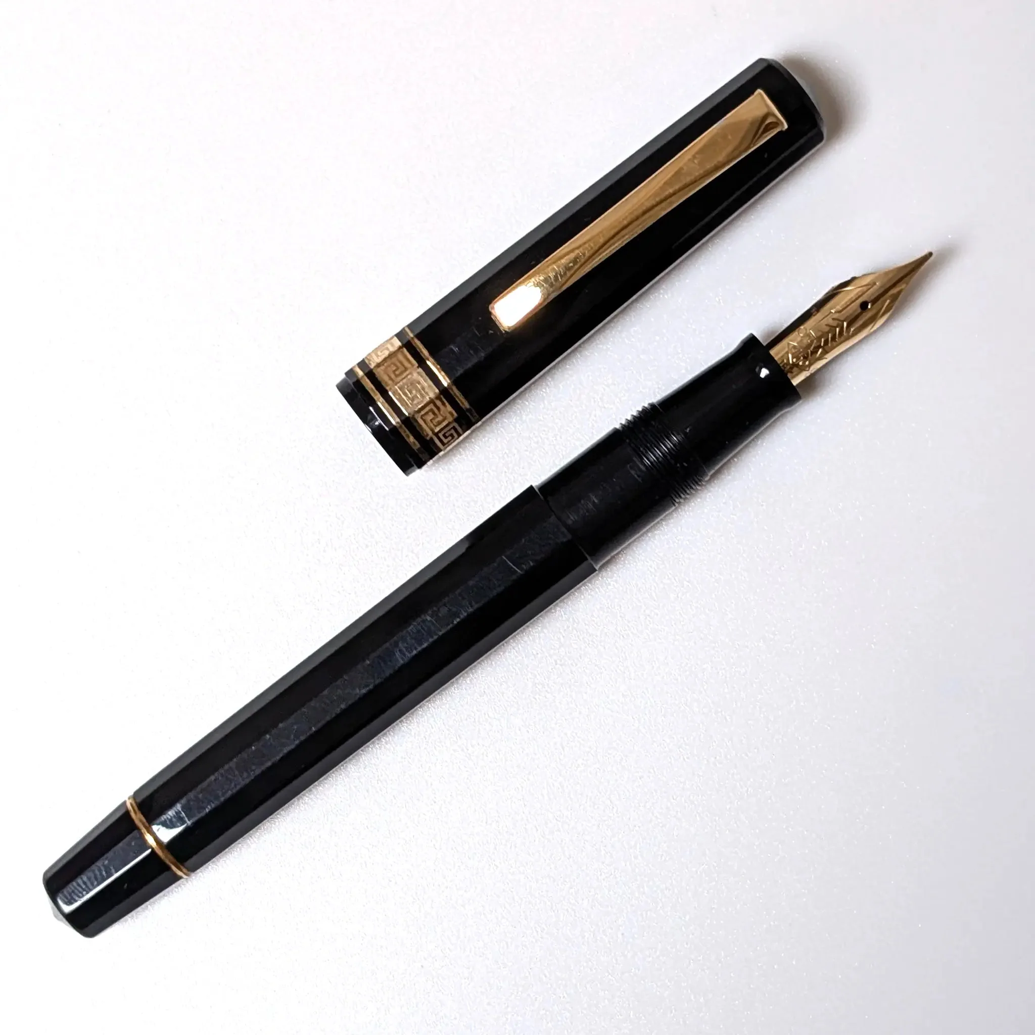 Omas dama black and gold fountain pen - Image 2