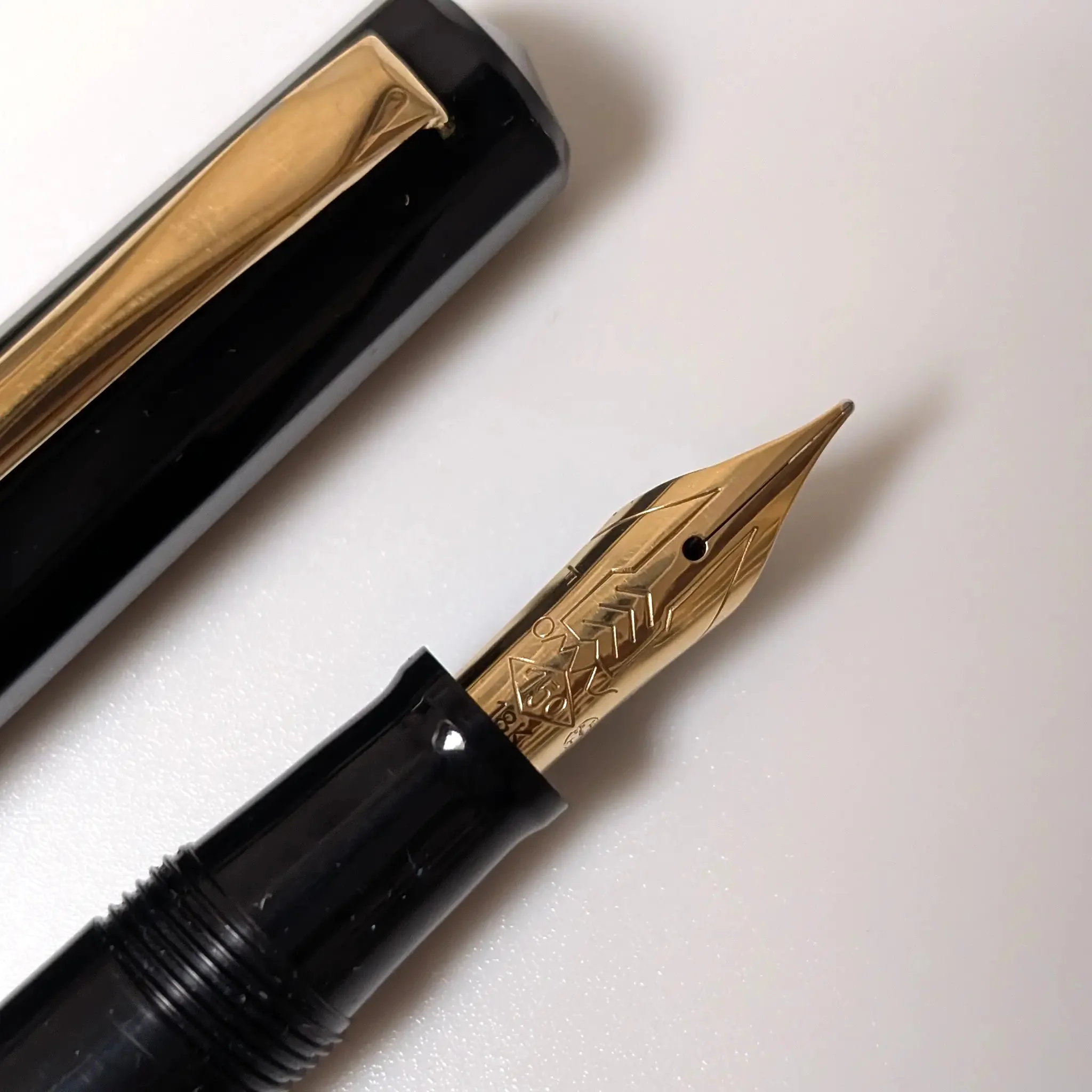 Omas dama black and gold fountain pen - Image 3